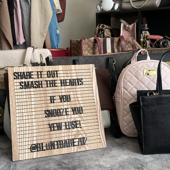 @Bluntbabe702 is LIVE, SHARING YOURS!! 🛍️ BAGS & ACCESSORIES 🛍️ - Picture 2 of 9
